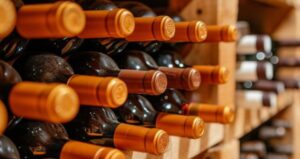 Botellas de vino en una bodega