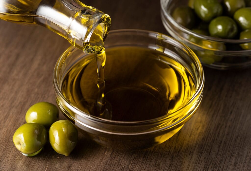 Aceite de oliva de Mallorca servido junto a aceitunas